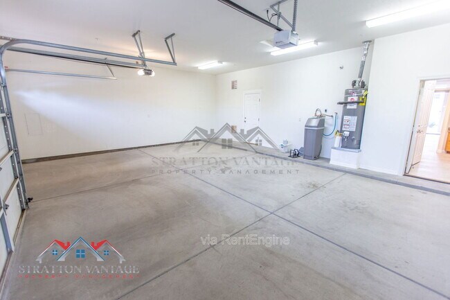 Building Photo - 9562 E Cavalry Dr