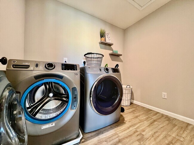 Building Photo - Fully Furnished Executive Miamisburg Home