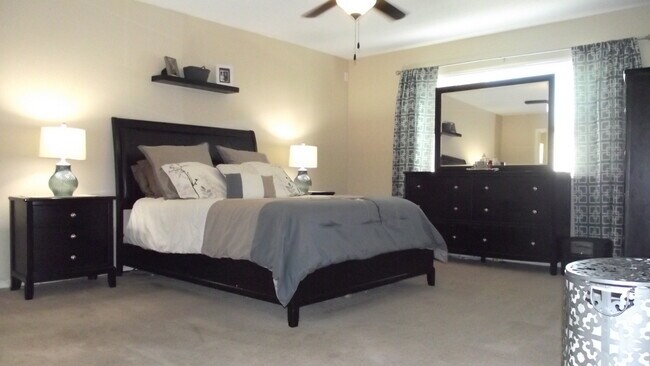 Building Photo - Northeast El Paso/Sandstone Ranch 4 bed with Refrig A/C!