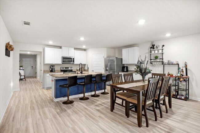 Building Photo - 810 Otto Loop