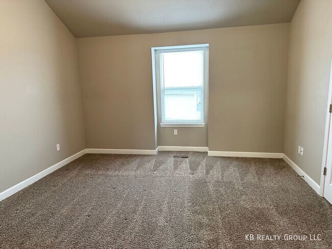 Building Photo - 2 Bed Townhome in Belton; Raymore-Peculiar...