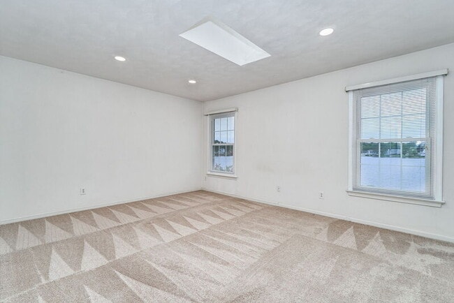 Building Photo - 625 Creekwood Dr