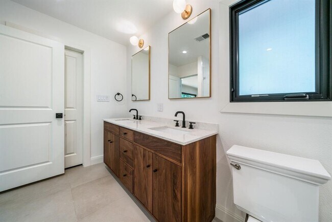 Building Photo - 3514 Hillbrook Dr