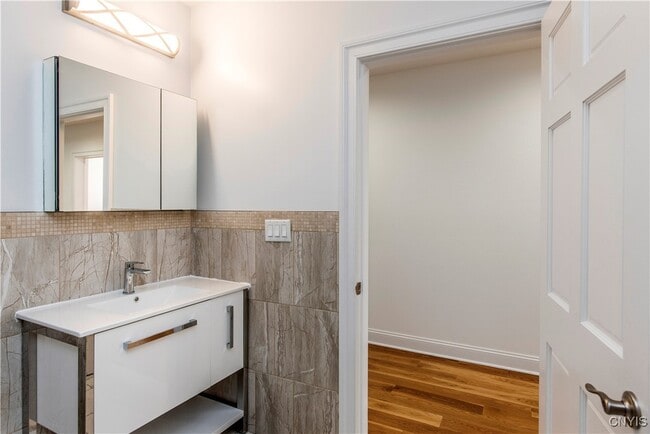 Building Photo - 221 Elizabeth St