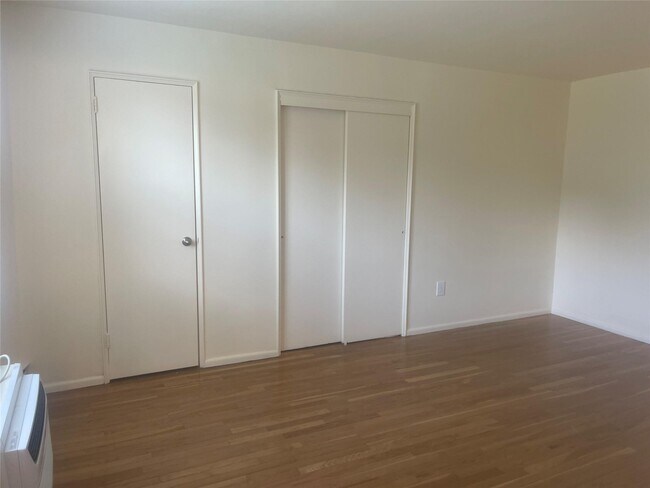 Building Photo - 130 S Park Ave