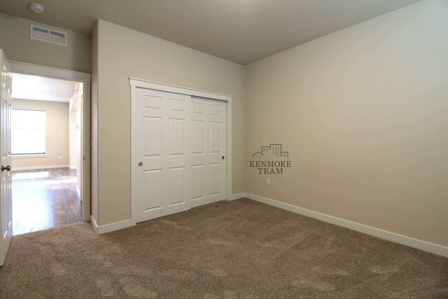 Building Photo - 2335 Bellaview Ave