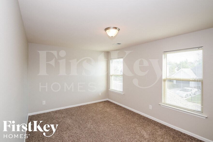 Building Photo - 6659 Woodford Ln