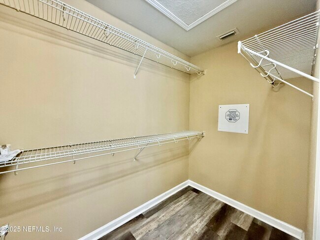Building Photo - 6967 Roundleaf Dr