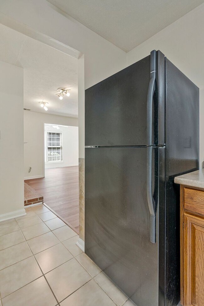 Building Photo - Bright & Cheery 2 BR 2 Bath Unit Available...