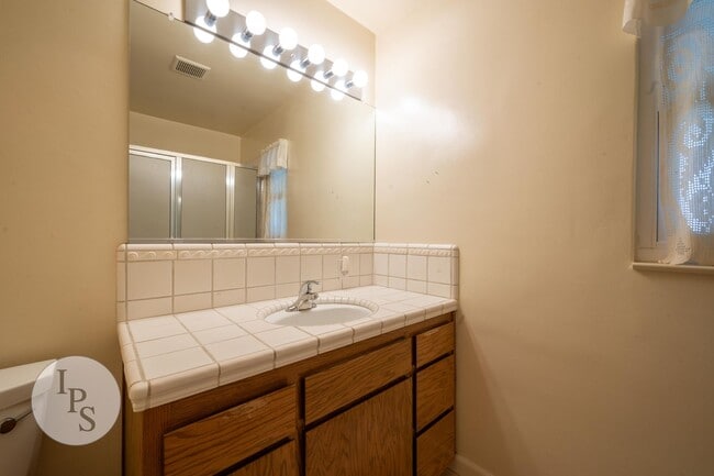 Building Photo - Fresno South East Home, 3BR/1BA, Built 195...