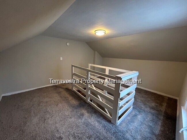 Building Photo - Lovely Renovated 3 Bed with parking! Eligible for $500 Security Deposit.