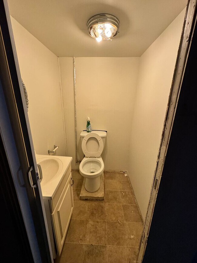 Building Photo - Rowhome for rent in Baltimore!