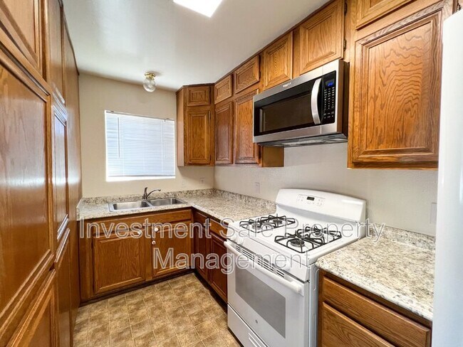 Building Photo - 2504 Gladiola Dr