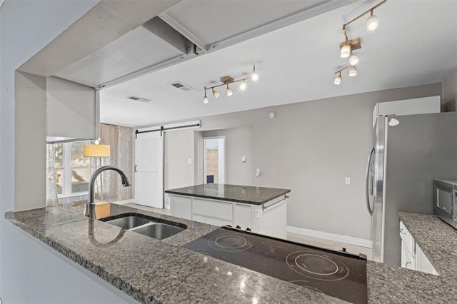 Building Photo - 2117 W Lotus Ave