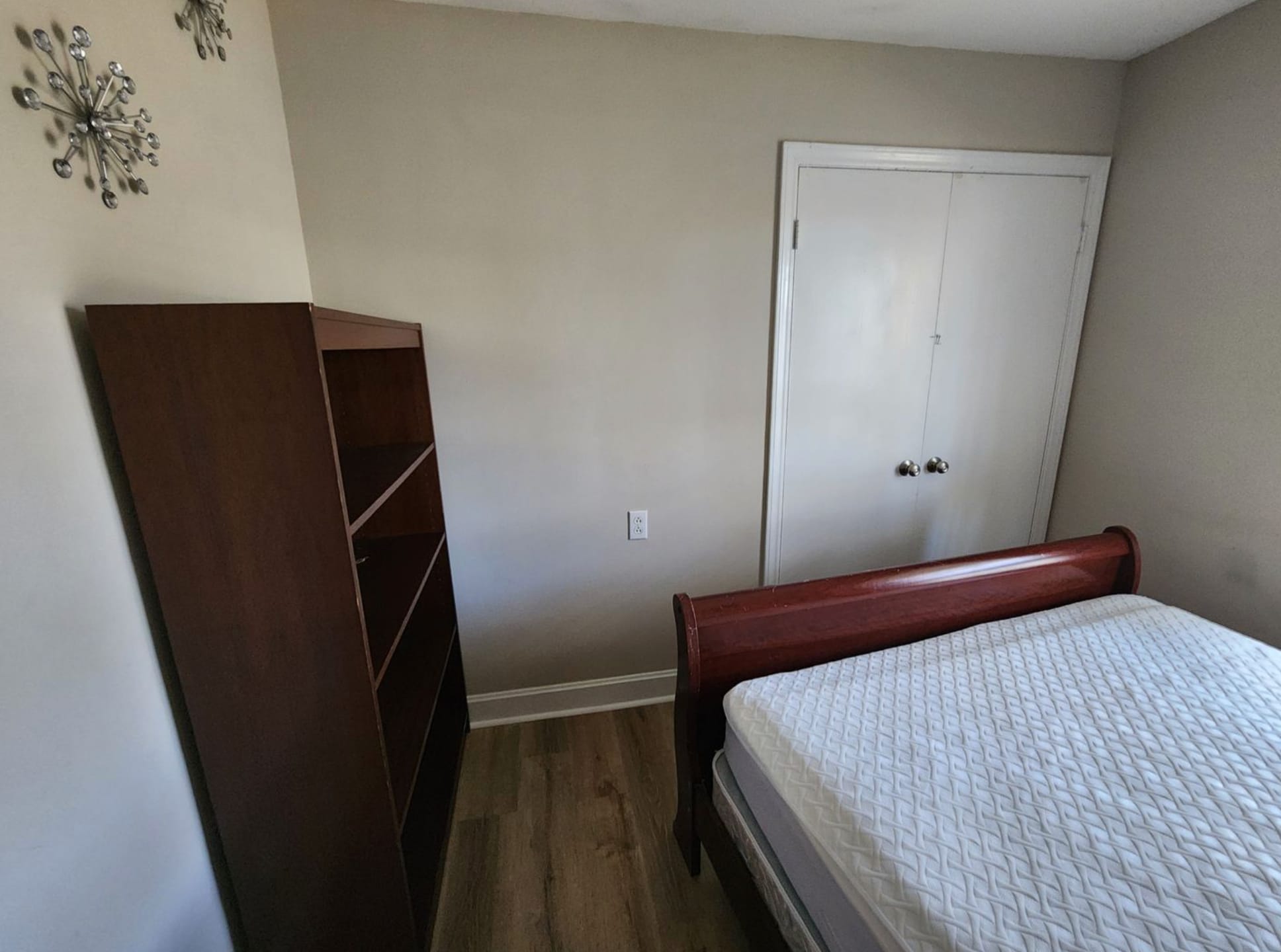 Building Photo - Room in House on Edith Ave