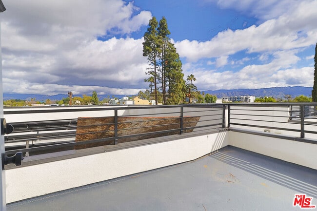 Building Photo - 11810 1/2 Gilmore St