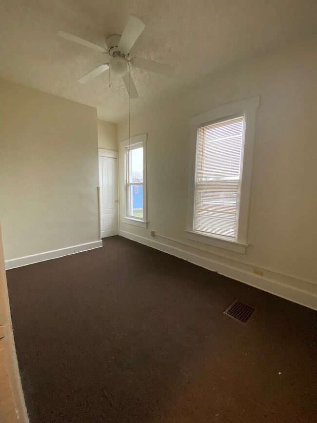 Building Photo - 2 Bedroom with basement, washer/dryer hook...