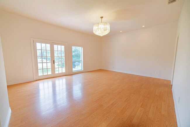 Building Photo - 1800 Country Club Dr