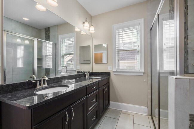 Building Photo - 2561 Lantana Ln