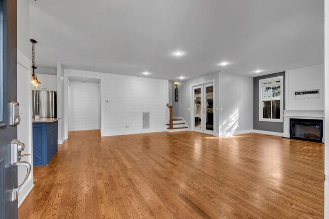 Building Photo - Great price for a huge house! CHARMING Sylvan Heights home 4 Bed 4 Bath. Beautiful private backya...