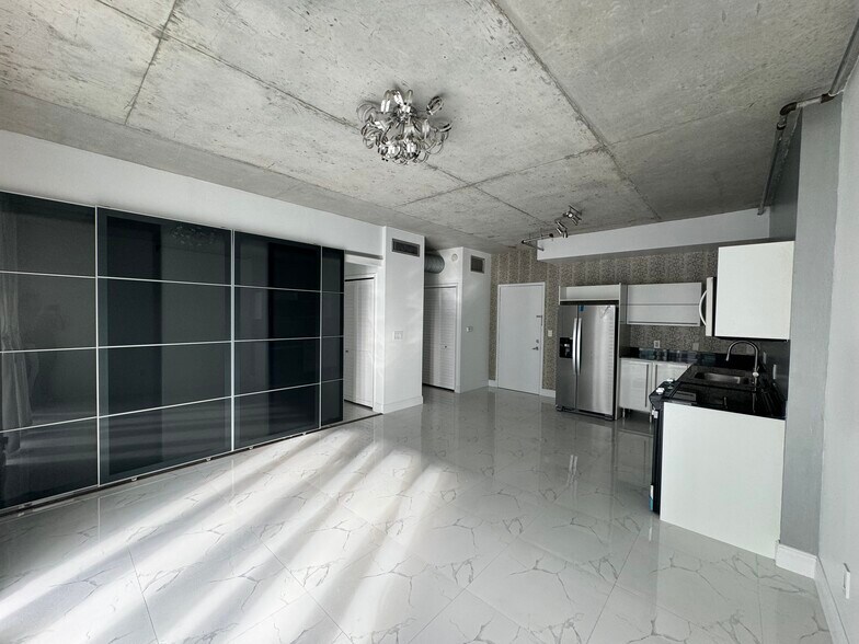 Building Photo - 690 SW 1st Ave