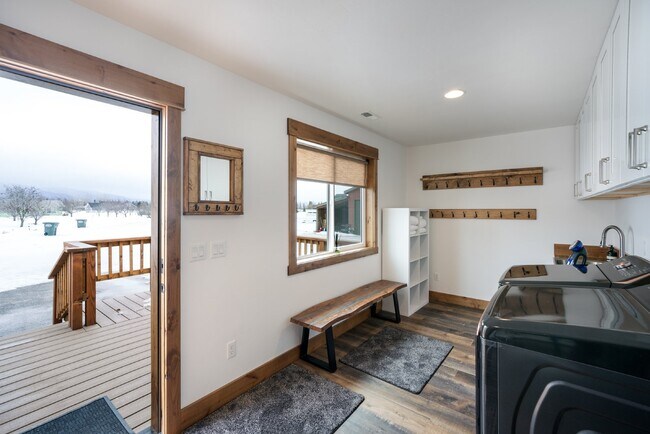 Building Photo - Avail October 1 thru May 31.  Fully furnis...