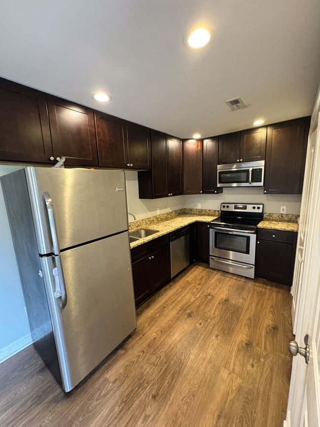 Building Photo - Modern Town Home on Beals Chapel