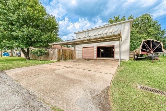 Building Photo - 702 Ave F