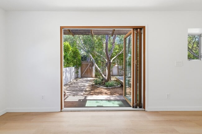 Building Photo - Amazing Del Rey House Available