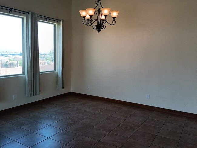 Building Photo - Stunning 5-bedroom, 2.5-bathroom home in R...