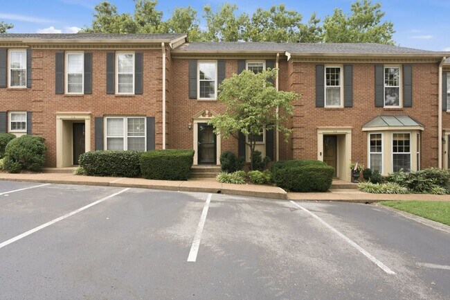Building Photo - Charming 2 Bedroom Townhouse