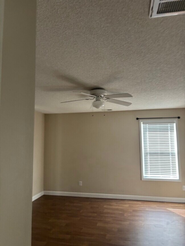 Building Photo - 162 W Hampton St