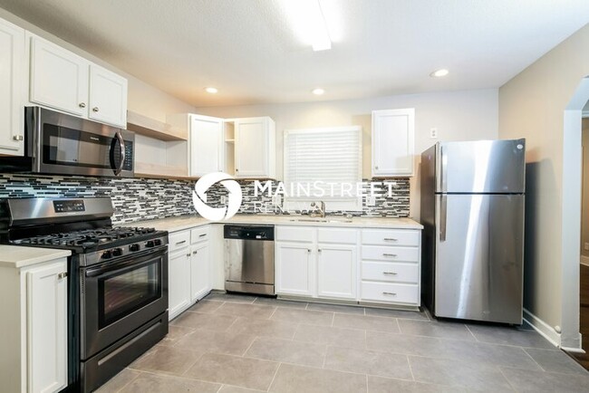 Building Photo - 1405 Country Club Dr