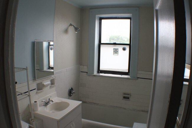 Building Photo - 305 Milburn Ave Apt 9 - 1 Bdrm Lyndhurst