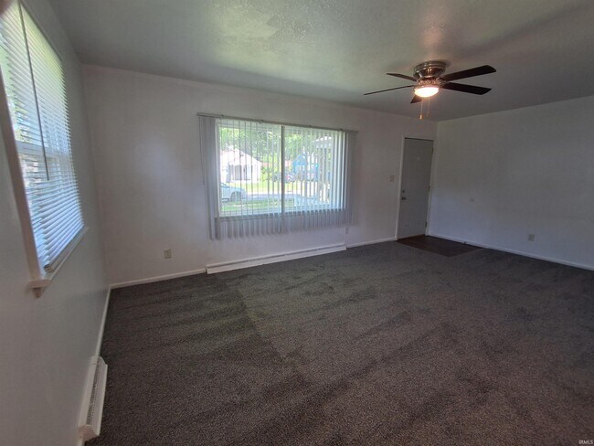 Building Photo - 3516 Central Dr