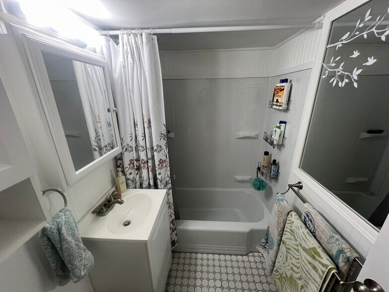 Building Photo - 99 Cluff Crossing Rd