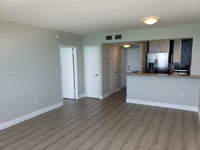 Building Photo - 2899 Collins Ave