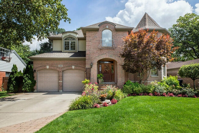 Building Photo - 420 Pine Manor Dr