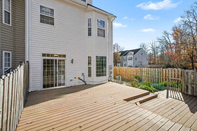 Building Photo - Move-in Special: $100 off of the first month's rent Spacious End-Unit 4 Bedroom Townhome for Rent...