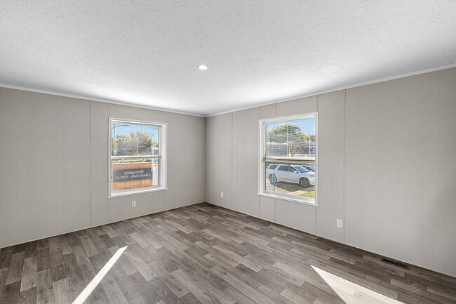 Building Photo - 687 Elmdale Ln