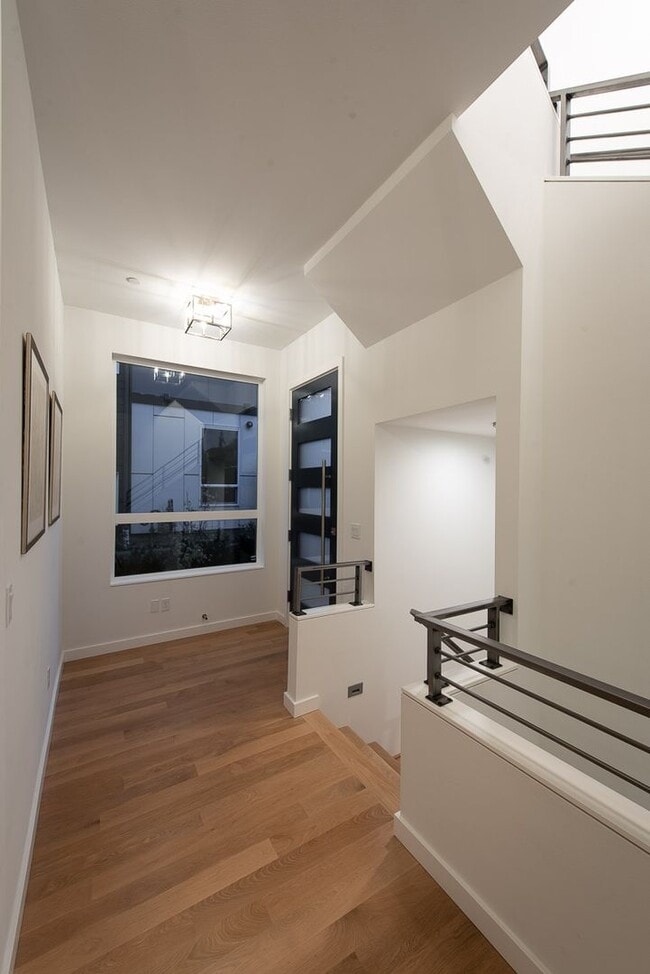Building Photo - Immaculate, Kirkland Newer Construction - ...