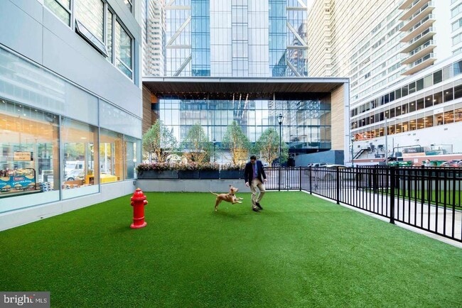 Building Photo - 2000-24-1924 Arch St