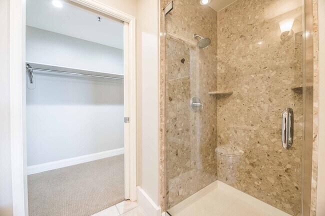 Building Photo - GORGEOUS DOWNTOWN HIGHRISE CONDO FOR LEASE!