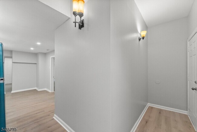 Building Photo - 318 N 7th St