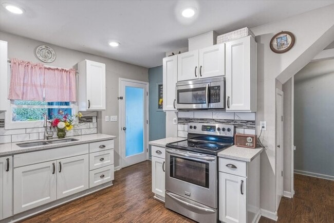 Building Photo - COME HOME TO THIS THREE BEDROOM CHARMER