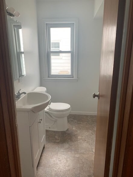 Building Photo - 737 Camden St