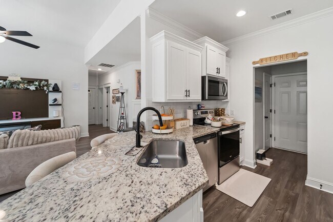 Building Photo - Comfort & Style Meet in This Beautiful 4 Bedroom Midway Home