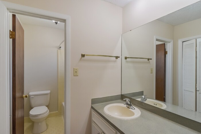 Building Photo - 463 Larkwood Dr
