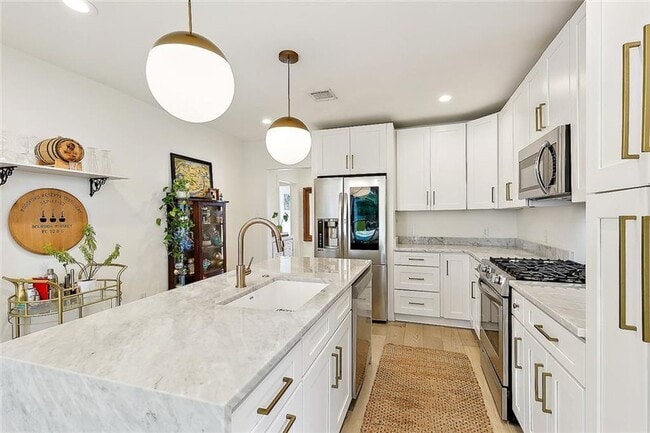 Building Photo - Gorgeous 3BD/2.5BA with Huge Backyard and Off Street Parking