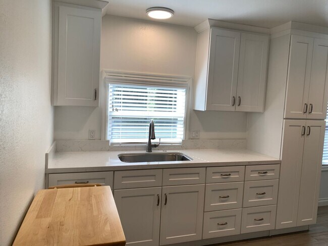 Building Photo - Charming 3+1 Canyon Country Cutie Nestled in the Hills!